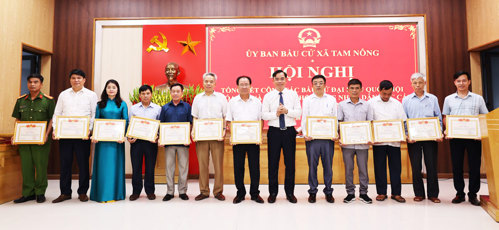 Đồng chí Quách Hải Lý - Bí thư Đảng uỷ, Chủ tịch HĐND xã, Trưởng BCĐ công tác Bầu cử xã khen thưởng cho các tập thể