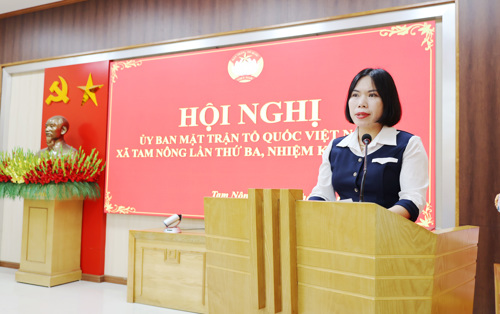 Đồng chí Đào Biên Thùy - ĐUV, Phó Chủ tịch UBMTTQ xã, Chủ tịch Hội Nông dân phát biểu tại hội nghị