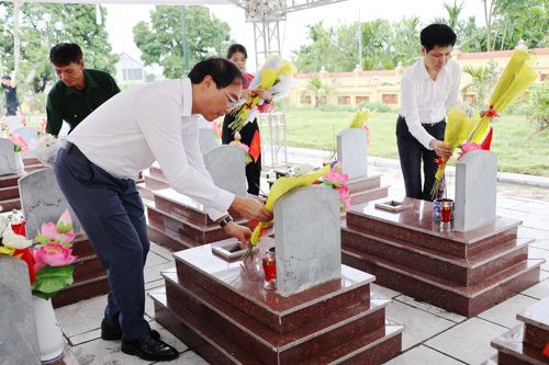 Đồng chí Đỗ Hùng Sơn - Phó Bí thư Đảng ủy, Chủ tịch UBND; Đồng chí Nguyễn Tuấn Ngọc - Phó Bí thư Thường trực Đảng ủy dâng hoa tại các phần mộ Liệt sĩ