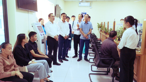 Đồng chí Đặng Mai Sơn - TUV, Phó Giám đốc Sở Nội vụ tỉnh Phú Thọ đến thăm Trung tâm Phục vụ Hành chính công xã Tam Nông