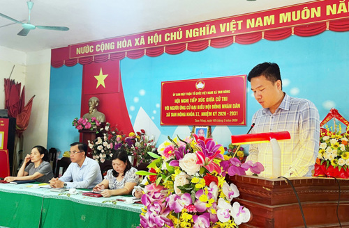 Ông Đinh Tiến Thành - Công chức Phòng Kinh tế xã Tam Nông trình bày chương trình hành động