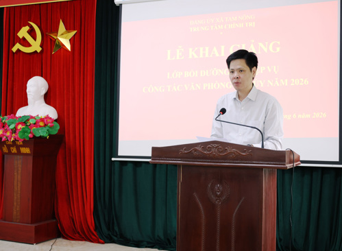 Đồng chí Nguyễn Tuấn Ngọc - Phó Bí thư Thường trực Đảng ủy xã Tam Nông phát biểu Khai giảng
