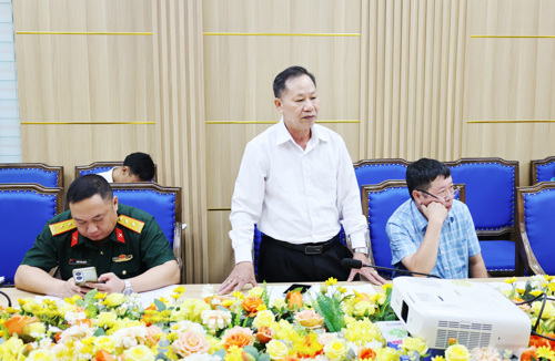 Trưởng thôn 7 phát biểu tại hội nghị