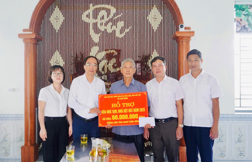 Đồng chí Đỗ Hùng Sơn – Phó Bí thư, Chủ tịch UBND xã trao kinh phí hỗ trợ xây nhà cho đối tượng người có công