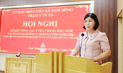 Đồng chí Nguyễn Thị Vân Thuỳ - Phó Giám đốc Trạm Y tế Tam Nông trình bày báo cáo sơ kết