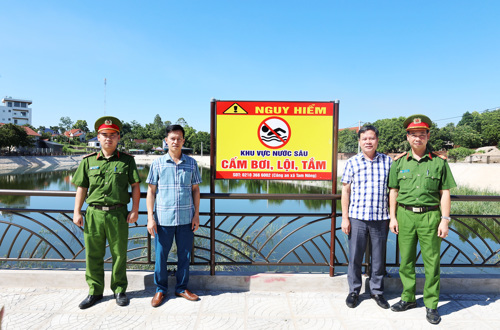 Biển cấm được lắp đặt tại Ao cá Bác Hồ khu 9 (Dân Quyền) xã Tam Nông