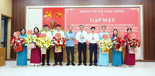 Thường trực Đảng ủy tặng hoa chúc mừng các cơ quan tham mưu, giúp việc của Đảng, các tổ chức chính trị - xã hội