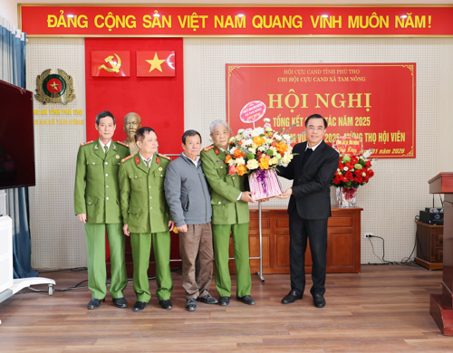 Đồng chí Quách Hải Lý - Bí thư Đảng ủy, Chủ tịch HĐND xã Tam Nông tặng hoa chúc mừng Chi hội Cựu CAND xã Tam Nông