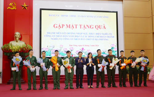 Đồng chí Nguyễn Ngọc Minh và đồng chí Cao Thị Thu Phương - UVBTV Đảng ủy, Phó Chủ tịch UBND xã tặng hoa và quà chúc mừng các tân binh