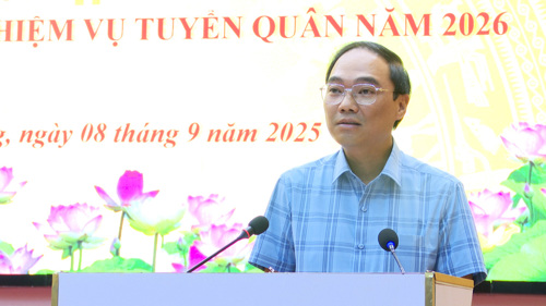 Đồng chí Đỗ Hùng Sơn - Phó Bí thư Đảng ủy, Chủ tịch UBND xã, Chủ tịch Hội đồng NVQS xã quán triệt tại hội nghị