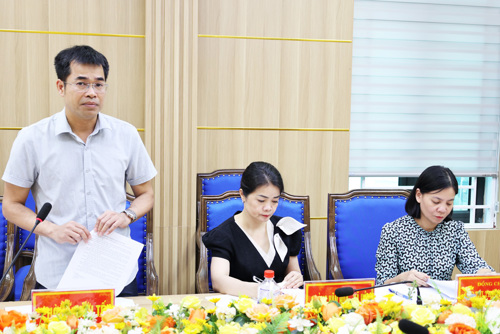 Đồng chí Lê Trần Bình - ĐUV, Trưởng phòng Kinh tế báo cáo tại hội nghị