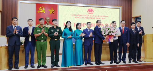 Đồng chí Đặng Mai Sơn - Tỉnh ủy viên, Phó Giám đốc Sở Nội vụ tỉnh Phú Thọ, phụ trách Đảng bộ xã Tam Nông tặng hoa chúc mừng