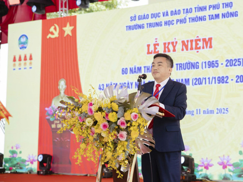 Thầy giáo Phạm Hùng - Hiệu trưởng Trường THPT Tam Nông khai mạc buổi Lễ