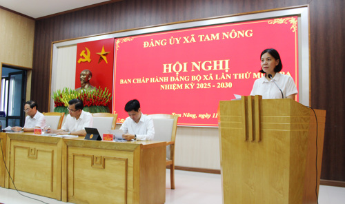 Đồng chí Cao Thị Thu Phương - UVBTV, Phó Chủ tịch UBND xã trình bày các Đề án và nội dung tại hội nghị
