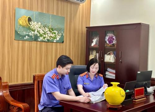 Đồng chí Phạm Thị Thùy Linh hướng dẫn cán bộ trẻ