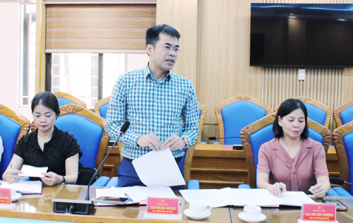 Đồng chí Lê Trần Bình - ĐUV, Trưởng phòng Kinh tế phát biểu tại hội nghị