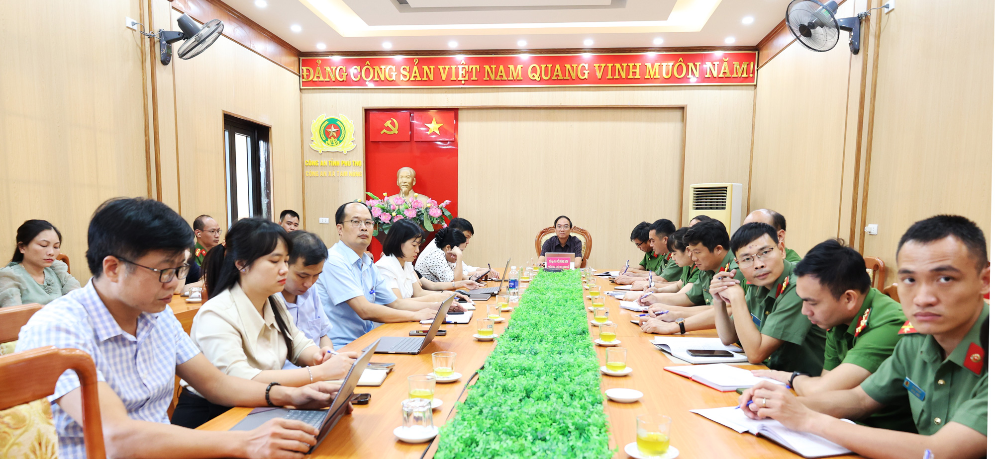 CÔNG AN TỈNH PHÚ THỌ TỔ CHỨC HỘI NGHỊ TRỰC TUYẾN THÁO GỠ KHÓ KHĂN TRONG THỰC HIỆN NGHỊ QUYẾT SỐ 57-NQ/TW TẠI CƠ SỞ.