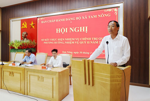 Đồng chí Đỗ Hùng Sơn - Phó Bí thư Đảng bộ, Chủ tịch UBND xã phát biểu tại hội nghị