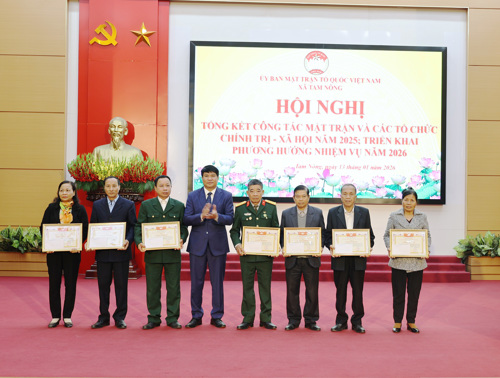 Lãnh đạo Ủy ban MTTQ và các tổ chức chính trị - xã hội khen thưởng cho các tập thể, cá nhân