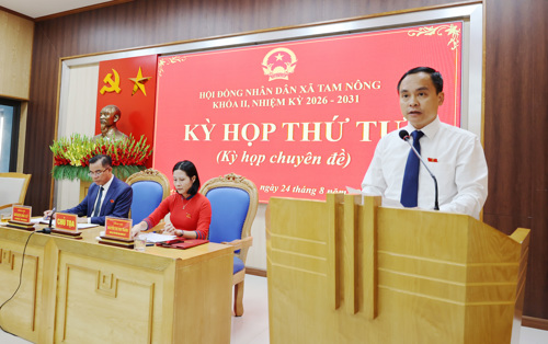 Đồng chí Nguyễn Ngọc Minh - UVBTV, Phó Chủ tịch UBND xã phát biểu tại kỳ họp