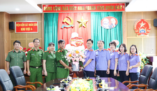 Đồng chí Thiều Quang Lập - UVBTV, Trưởng Công an xã cũng tập thể lãnh đạo Công an xã Tam Nông tặng hoa chúc mừng