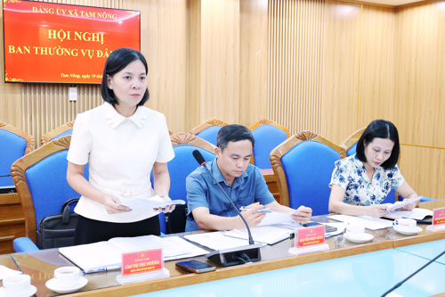 Lãnh đạo UBND xã báo cáo nội dung liên quan trước Ban Thường vụ