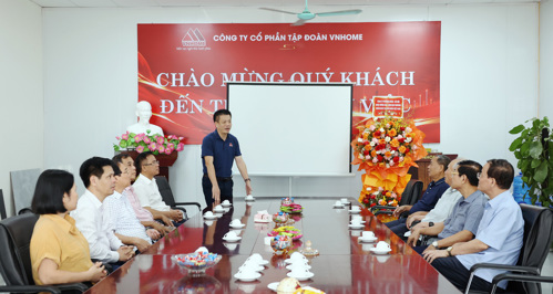 Đoàn đến thăm Cty CP Tập đoàn VNHome