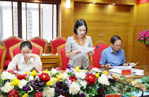 Đồng chí Nguyễn Thị Thu Trang - UVBTV, Phó Chủ tịch HĐND xã phát biểu tại hội nghị