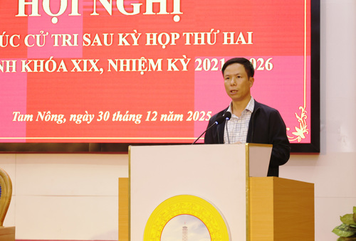 Ông Trần Công Chính - PBT Đảng ủy, Chủ tịch UBND xã Thọ Văn giải trình ý kiến của cử tri trên địa bàn xã