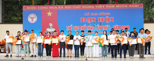 Đồng chí Lê Hồng Khanh - PGĐ báo và PTTH Phú Thọ; đồng chí Nguyễn Tuấn Ngọc - PBT Thường trực Đảng ủy tặng Giải Nhì cho các nội dung thi đấu tại Đại hội