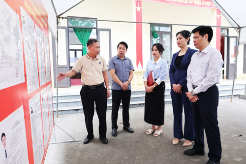 Đồng chí PBT Thường trực Đảng ủy xã cùng đoàn công tác kiểm tra tại NVH khu 6 Hưng Hóa