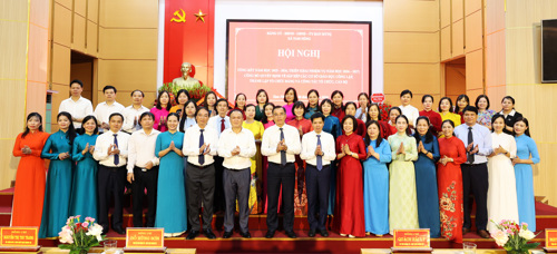 Các đại biểu chụp ảnh lưu niệm