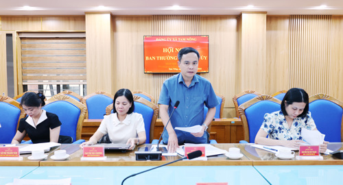 Lãnh đạo UBND xã báo cáo nội dung liên quan trước Ban Thường vụ