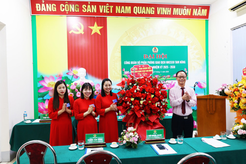 Đồng chí Hoàng Văn Dũng – Bí thư Chi bộ, Giám đốc Phòng Giao dịch NHCSXH Tam Nông phát biểu và tặng hoa chúc mừng