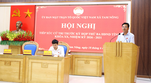Ông Vương Đức Thủy - Tỉnh ủy viên, Bí thư Đảng ủy, Chủ tịch HĐND xã Vạn Xuân, Tổ trưởng Tổ đại biểu số 6 tiếp thu ý kiến của cử tri