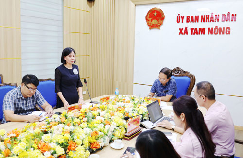 Đồng chí Cao Thị Thu Phương - UVBTV, Phó Chủ tịch UBND xã Tam Nông phát biểu tại hội nghị