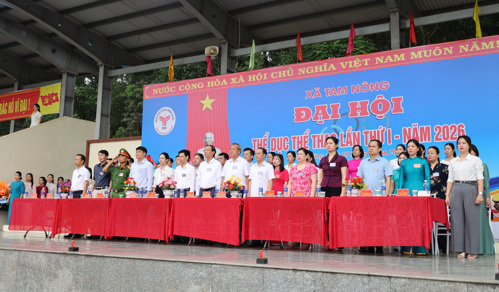 Các đại biểu thực hiện nghi lễ Chào cờ