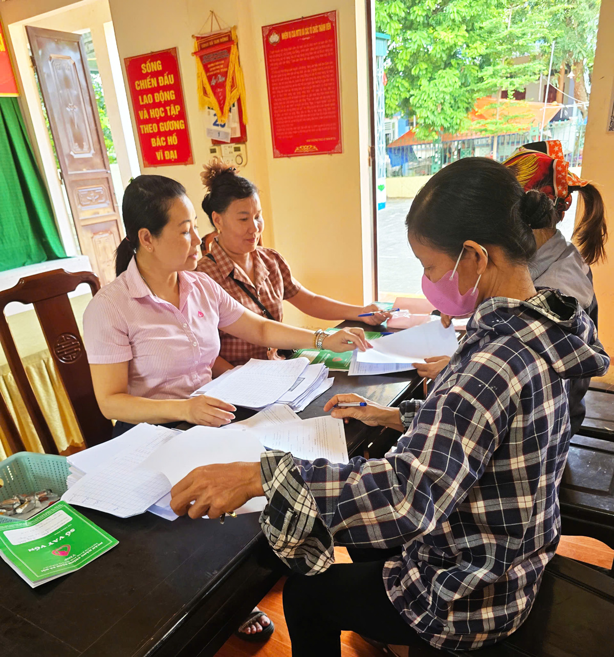 Phòng giao dịch NHCSXH Tam Nông triển khai thực hiện công tác đối chiếu, phân loại nợ của khách hàng năm 2025