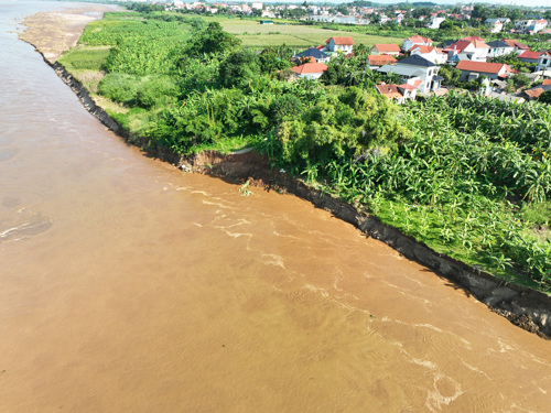 Sạt lở khoảng 2km bở vở Sông Hữu Thao thuộc địa phận xã Tam Nông