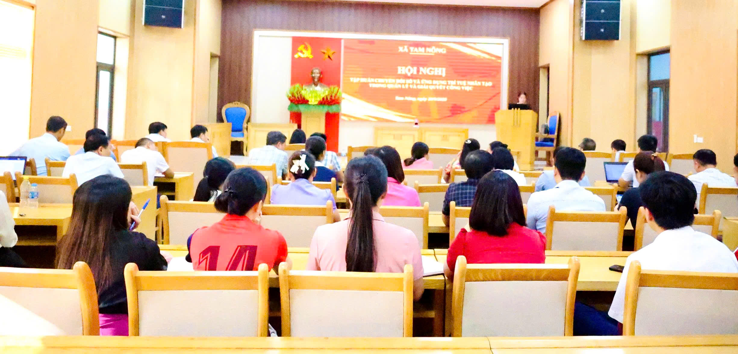 Tập huấn về chuyển đổi số, vận hành hệ thống thông tin cho cán bộ, công chức, viên chức, trưởng các khu dân cư trên địa bàn xã