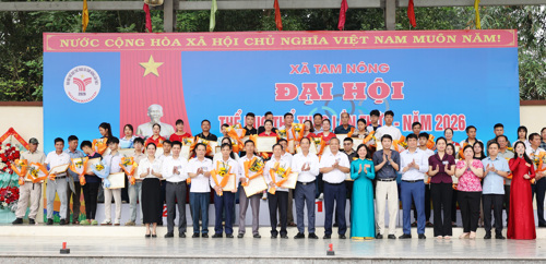 Lãnh đạo tỉnh và xã tặng Giải Nhất, Nhì, Ba toàn đoàn cho Cụm I; Cụm II và Cụm VI tại Đại hội