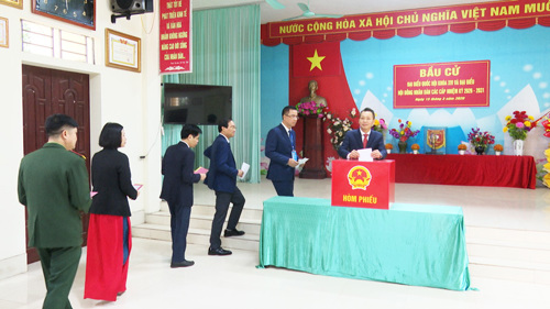 Đại biểu tỉnh và xã tham gia bỏ phiếu tại khu vực bỏ phiếu số 32 - NVH khu 3 Hương Nộn, xã Tam Nông