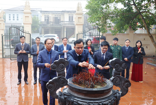 Các đại biểu thành kính dân hương tại Đền thờ Danh nhân Nguyễn Quang Bích và Cột cờ Thành Hưng Hóa