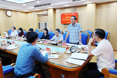 Đồng chí Đỗ Hùng Sơn - Phó Bí thư Đảng ủy, Chủ tịch UBND xã phát biểu tại hội nghị