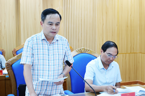 Đồng chí Nguyễn Ngọc Minh - UVBTV, Phó Chủ tịch UBND xã phát biểu tại hội nghị