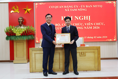 Đồng chí Nguyễn Tuấn Ngọc - Phó Bí thư Thường trực Đảng ủy xã, Bí thư Đảng ủy các cơ quan Đảng trao Giấy khen Chiến sỹ thi đua cơ sở cho đồng chí Quách Hải Lý - Bí thư Đảng ủy, Chủ tịch HĐND xã.