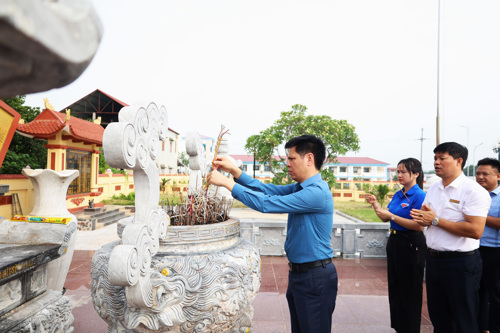Đồng chí Nguyễn Tuấn Ngọc - Phó Bí thư Thường trực Đảng ủy dâng hương