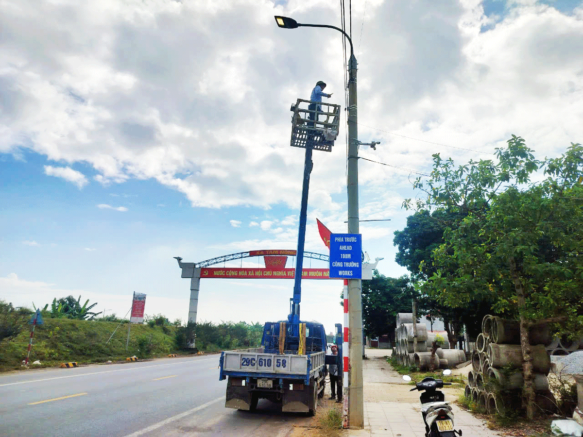 Trung tâm Dịch vụ sự nghiệp công Tam Nông đẩy mạnh duy tu, sửa chữa hệ thống chiếu sáng công cộng trên địa bàn