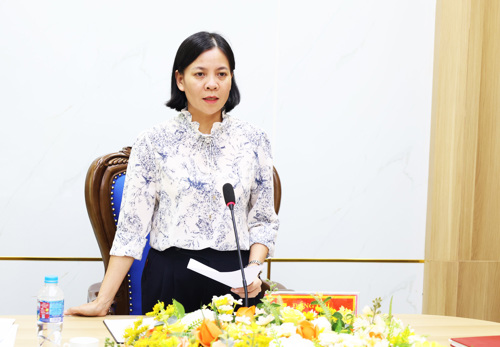 Đồng chí Cao Thị Thu Phương - UVBTV, Phó Chủ tịch UBND xã, Trưởng Ban Chỉ đạo thi tốt nghiệp THPT năm 2026 xã Tam Nông phát biểu kết luận hội nghị
