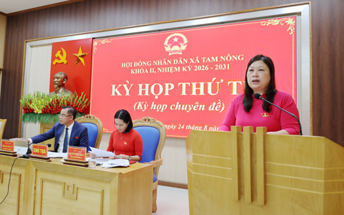 Đồng chí Lê Thị Thu Hiền - UVBTV, Trưởng Ban Xây dựng Đảng, Trưởng Ban VHXH phát biểu tại kỳ họp